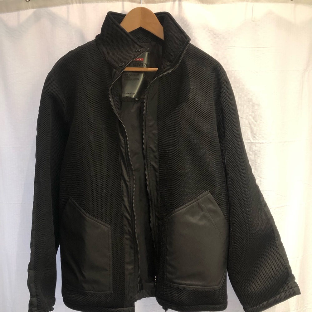 Men’s XL Car Coat with Pull strings around the waist and sleeves. No Hood.